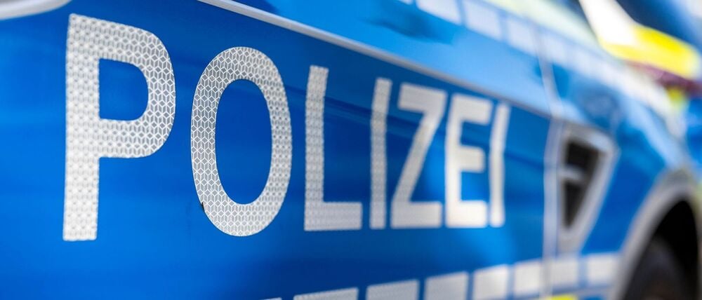 An der Tür von einem Streifenwagen steht der Schriftzug «Polizei».