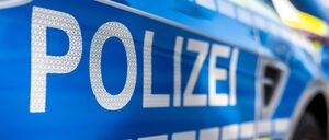 An der Tür von einem Streifenwagen steht der Schriftzug «Polizei».