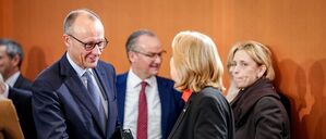 Bundeskanzler Friedrich Merz (CDU) und Bärbel Bas (SPD), Bundesministerin für Arbeit und Soziales und SPD-Parteivorsitzende, nehmen an der Sitzung des Bundeskabinetts im Bundeskanzleramt teil. 