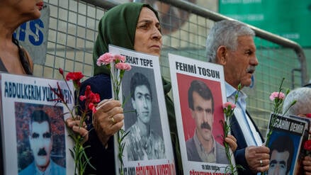 Angehörige von verschwundenen Männern mit Plakaten in Istanbul.