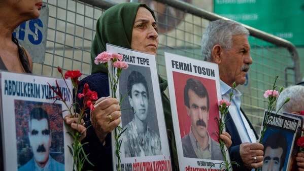 Angehörige von verschwundenen Männern mit Plakaten in Istanbul.