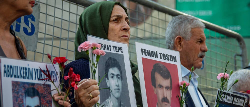 Angehörige von verschwundenen Männern mit Plakaten in Istanbul.