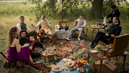 Miss Sophie (Alicia von Rittberg) hat ihre Verehrer um sich versammelt.