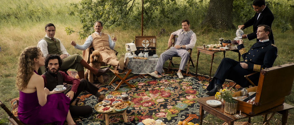 Miss Sophie (Alicia von Rittberg) hat ihre Verehrer um sich versammelt.