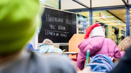 Das mobile Klassenzimmer soll auf den Alltag ukrainischer Kinder im Krieg aufmerksam machen.