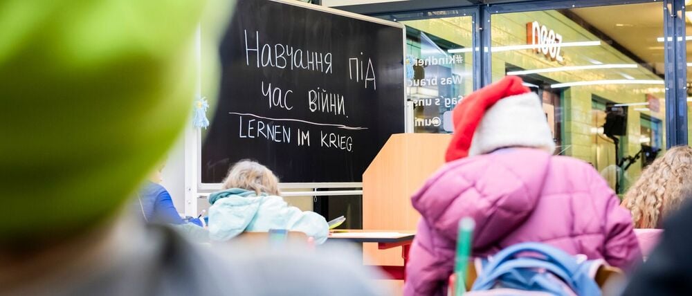 Das mobile Klassenzimmer soll auf den Alltag ukrainischer Kinder im Krieg aufmerksam machen.