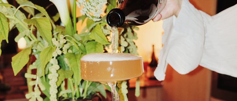 Party ohne Promille: Der Sparkling Botanical Brew des norwegischen Herstellers Villbrygg schmeckt nach Waldspaziergang. 