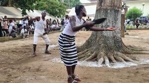 Vorführung des Löffeltanzes im Hof des Musée des Civilsations in Abidjan.