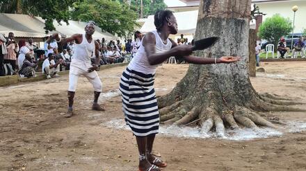 Vorführung des Löffeltanzes im Hof des Musée des Civilsations in Abidjan.