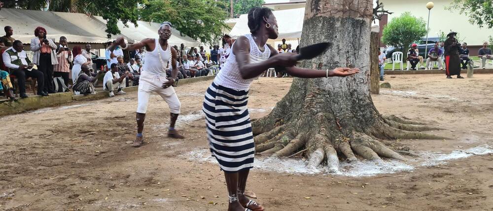 Vorführung des Löffeltanzes im Hof des Musée des Civilsations in Abidjan.