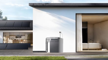 So sieht ein fertig aufgestelltes System mit Solarbank von Anker SOLIX in der Praxis aus.