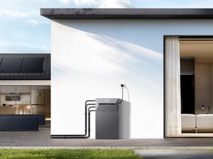 So sieht ein fertig aufgestelltes System mit Solarbank von Anker SOLIX in der Praxis aus.