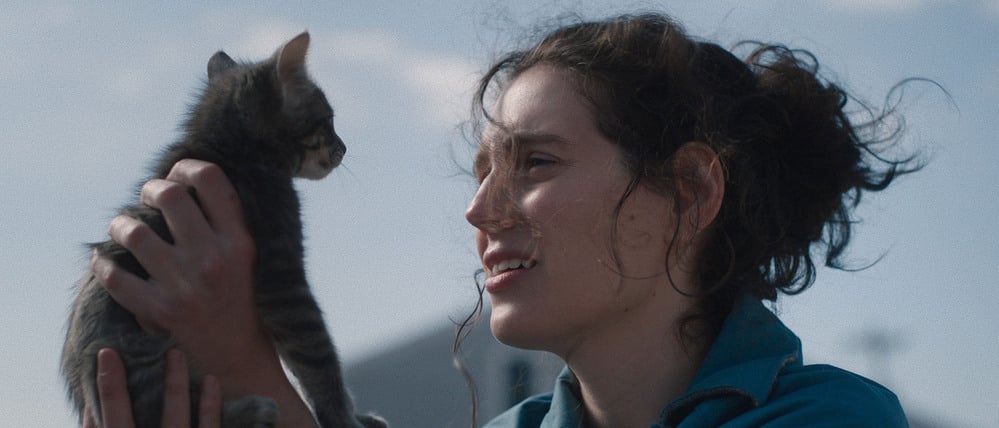 Agnes (Eva Victor) nimmt eine Therapiekatze, die sie auf der Straße findet, bei sich auf.