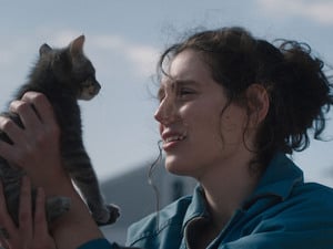 Agnes (Eva Victor) nimmt eine Therapiekatze, die sie auf der Straße findet, bei sich auf.