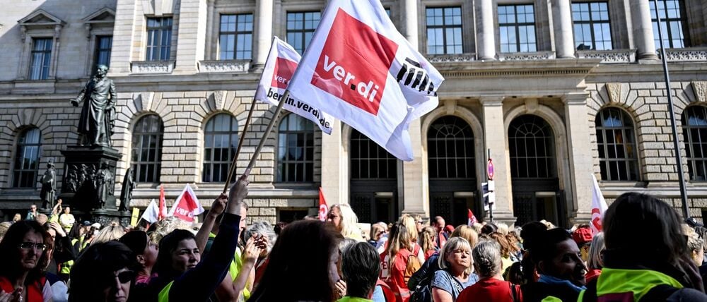 Vor dem Berliner Abgeordnetenhaus hielten Gewerkschaften schon häufiger Kundgebungen ab. (Archivbild) 
