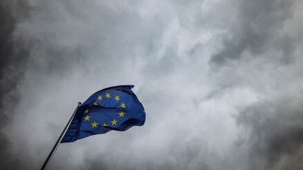 Frankreich, Straßburg: Die Flagge der Europäischen Union weht vor dem Gebäude des Europäischen Parlaments im Wind. 