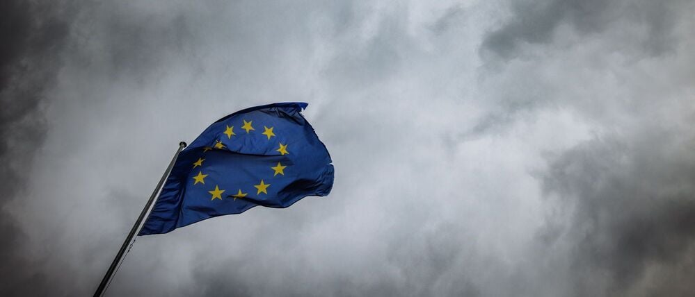 Frankreich, Straßburg: Die Flagge der Europäischen Union weht vor dem Gebäude des Europäischen Parlaments im Wind.