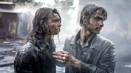 Öl ist ein dreckiges Geschäft: Bauerntochter Johanna Lambert (Harriet Herbig-Mattern) und ihre Jugendliebe Richard Pape (Aaron Hilmer) bekommen das zu spüren.