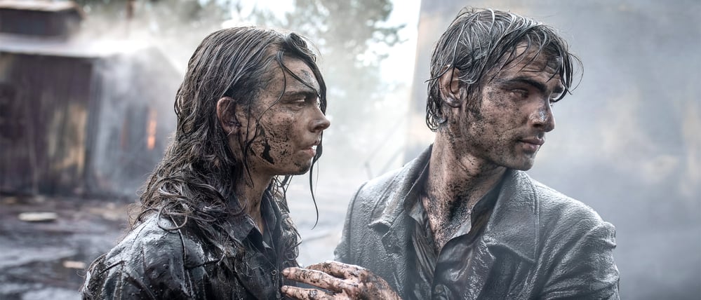 Öl ist ein dreckiges Geschäft: Bauerntochter Johanna Lambert (Harriet Herbig-Mattern) und ihre Jugendliebe Richard Pape (Aaron Hilmer) bekommen das zu spüren.