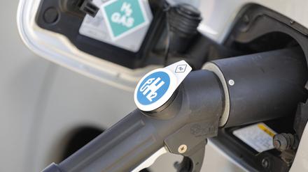 Ein Brennstoffzellen-Fahrzeug wird an einer Wasserstoff-Tankstelle in Berlin befüllt. 
