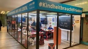 Ein Klassenzimmer von Unicef in Kooperation mit der BVG im U-Bahnhof Alexanderplatz, symbolisch für den Alltag ukrainischer Kinder.