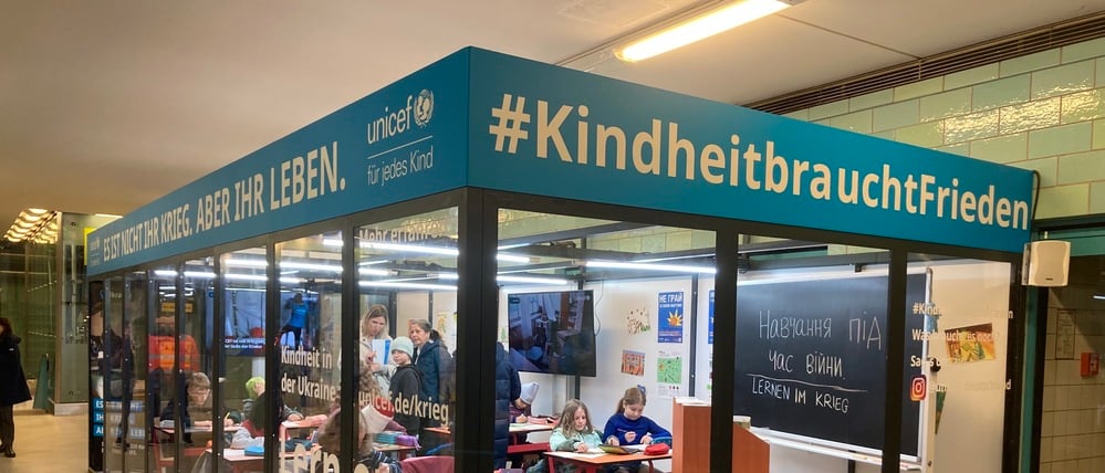 Ein Klassenzimmer von Unicef in Kooperation mit der BVG im U-Bahnhof Alexanderplatz, symbolisch für den Alltag ukrainischer Kinder. 