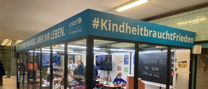 Ein Klassenzimmer von Unicef in Kooperation mit der BVG im U-Bahnhof Alexanderplatz, symbolisch für den Alltag ukrainischer Kinder.
