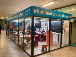 Ein Klassenzimmer von Unicef in Kooperation mit der BVG im U-Bahnhof Alexanderplatz, symbolisch für den Alltag ukrainischer Kinder. 