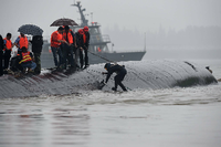 Rettungskräfte beim Einsatz. Auf dem Jangtse-Strom in Zentralchina ist ein Passagierschiff mit mehr als 450 Menschen an Bord gesunken.