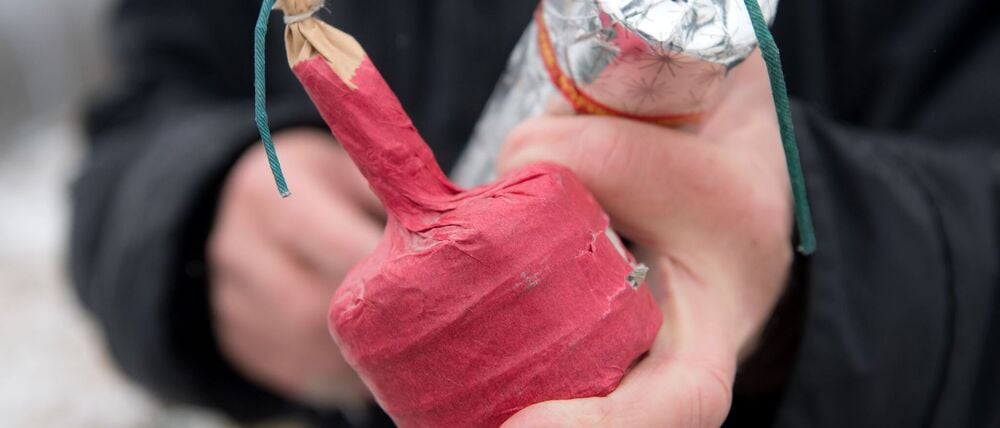 Junge Männer sind mit illegalen Böllern von der Polizei gefasst worden. (Symbolbild) 