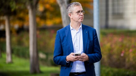 Stefan Evers (CDU), Berliner Senator für Finanzen, steht vor einer gemeinsamen Kabinettssitzung der Landesregierungen von Berlin und Brandenburg vor der Staatskanzlei Brandenburg. Schwerpunkte der Beratungen sind die Bereiche Wirtschaft, Wohnen und Sicherheit. +++ dpa-Bildfunk +++