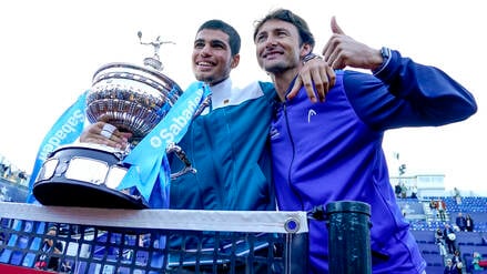 Einer von vielen Pokalen, die Carlos Alcaraz mit Trainer Juan Carlos Ferrero gewonnen hat.