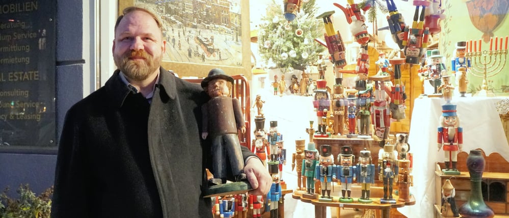 Antiquitätenhändler Marco Galler verkauft in Berlin-Charlottenburg einige Tausend Nussknacker.