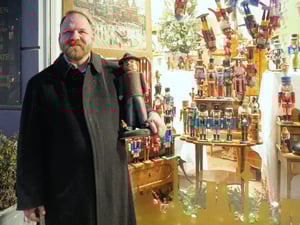 Antiquitätenhändler Marco Galler verkauft in Berlin-Charlottenburg einige Tausend Nussknacker.