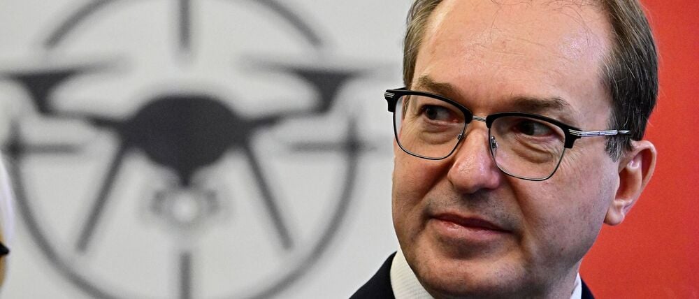 Innenminister Dobrindt dankt der Bundespolizei, die beim Aufbau des neuen Drohnenabwehrzentrums eine wichtige Rolle spielt.