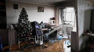 Ein Weihnachtsbaum in einer beschädigten Wohnung in der Ukraine.