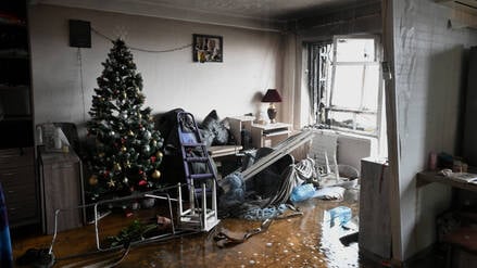 Ein Weihnachtsbaum in einer beschädigten Wohnung in der Ukraine.