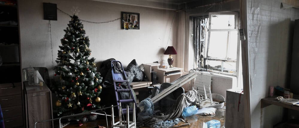 Ein Weihnachtsbaum in einer beschädigten Wohnung in der Ukraine.