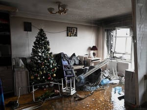 Ein Weihnachtsbaum in einer beschädigten Wohnung in der Ukraine.