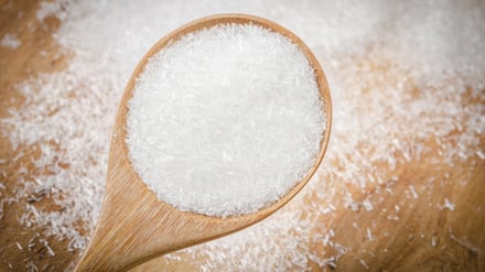 Glutamat auf einem Holzlöffel. 