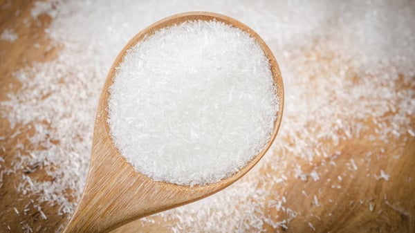 Glutamat auf einem Holzlöffel.