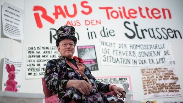 Der Künstler Rosa von Praunheim sitzt anlässlich der Pressevorbesichtigung in der Ausstellung «Abfallprodukte der Liebe» mit Werken von Elfi Mikesch, Rosa von Praunheim und Werner Schroeter (1945-2010). 
