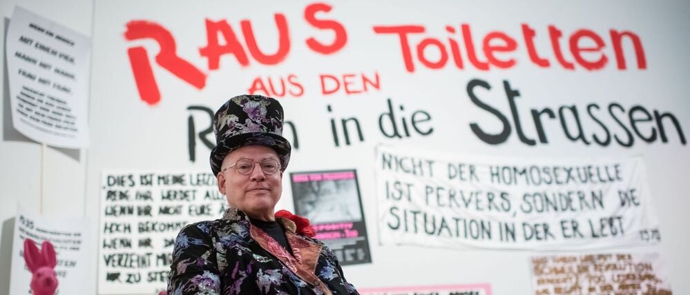 ARCHIV - 16.05.2018, Berlin: Der Künstler Rosa von Praunheim sitzt anlässlich der Pressevorbesichtigung in der Ausstellung «Abfallprodukte der Liebe» mit Werken von Elfi Mikesch, Rosa von Praunheim und Werner Schroeter (1945-2010). Der Filmemacher ist tot. Er starb im Alter von 83 Jahren, wie der Deutschen Presse-Agentur aus seinem persönlichen Umfeld bestätigt wurde. Zuvor hatten mehrere Medien berichtet. Foto: Bernd von Jutrczenka/dpa +++ dpa-Bildfunk +++