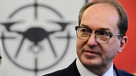 Innenminister Dobrindt dankt der Bundespolizei, die beim Aufbau des neuen Drohnenabwehrzentrums eine wichtige Rolle spielt.