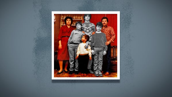 Die Familie Pantisano in den 80er Jahren: Von links nach rechts: Mutter Maria, Leonardo, Cataldo, Alfonso, Vater Giuseppe. Vorn steht der jüngste Sohn, Luigi.