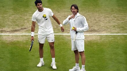 Tennisstar Carlos Alcaraz (l) und Trainer Juan Carlos Ferrero beenden ihre erfolgreiche Zusammenarbeit. (Archivbild)