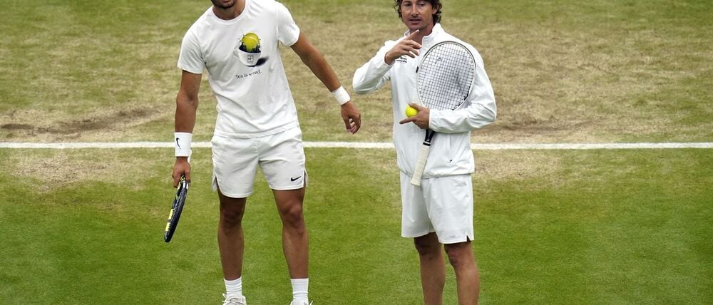 Tennisstar Carlos Alcaraz (l) und Trainer Juan Carlos Ferrero beenden ihre erfolgreiche Zusammenarbeit. (Archivbild)