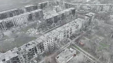 Eine Drohnenaufnahme zeigt beschädigte Gebäude in Myrnohrad.