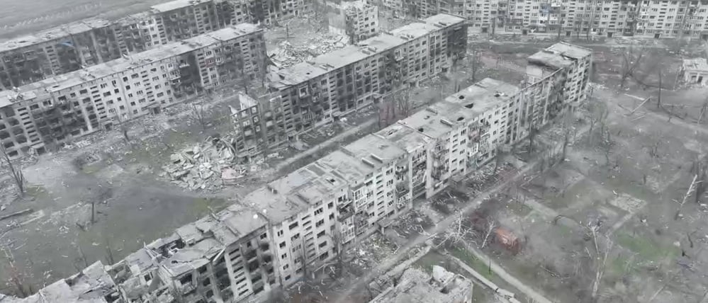 Eine Drohnenaufnahme zeigt beschädigte Gebäude in Myrnohrad.