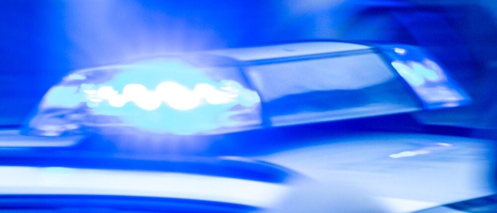 Blaulicht auf einem Polizeifahrzeug (Symbolbild)